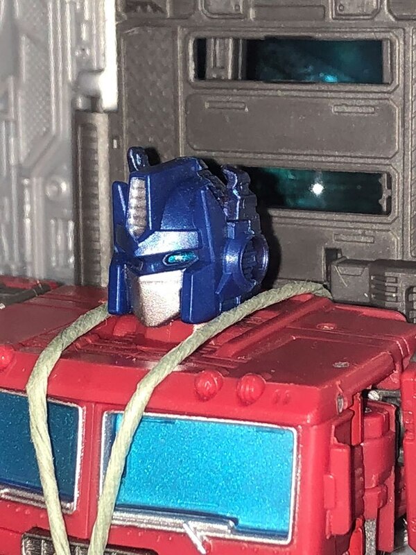 Earthrise Leader Optimus Prime Variant With Alternate Universe Head  (4 of 6)